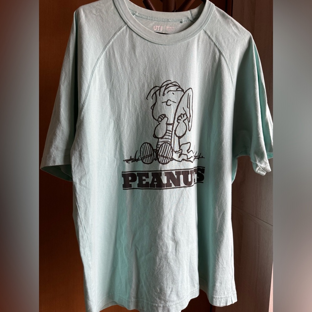 3/$10 - Uniqlo x Peanuts Linus graphic tee